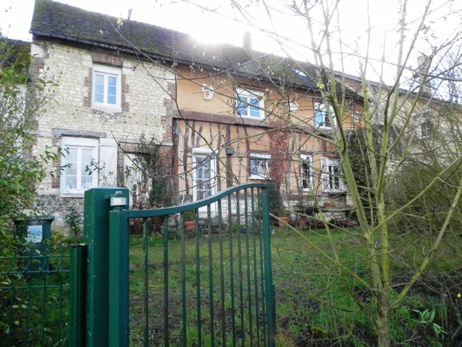 Maison T5 de 190 m² à Criquebeuf sur Seine avec jardin et cave Maison T5 de 190 m² à Criquebeuf sur Seine avec jardin et cave