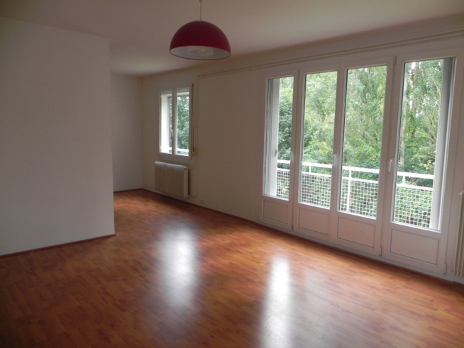 Bel appartement T3 Louviers avec balcon et place de parking (66m²) Bel appartement T3 Louviers avec balcon et place de parking (66m²)