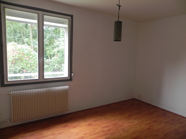 Bel appartement T3 Louviers avec balcon et place de parking (66m²) Bel appartement T3 Louviers avec balcon et place de parking (66m²)