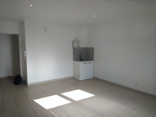 LOCAL COMMERCIAL LE VAUDREUIL 23.36 m² LOCAL COMMERCIAL LE VAUDREUIL 23.36 m²