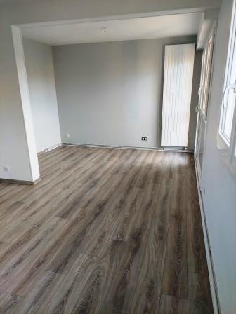 Appartement T3 de 80 m² avec balcon, cave et place de parking à LOUVIERS Appartement T3 de 80 m² avec balcon, cave et place de parking à LOUVIERS