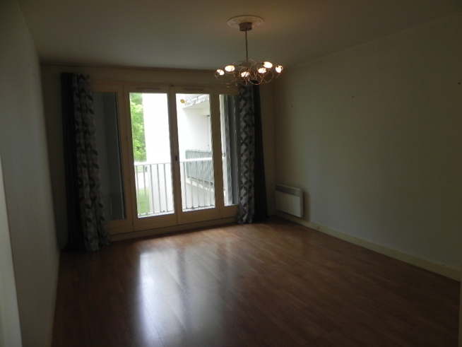 Appartement T3 de 65 m² avec balcon, cave et place de parking à LOUVIERS