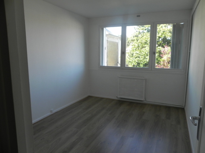 Appartement T4 de 75 m² avec balcon et cave à LOUVIERS