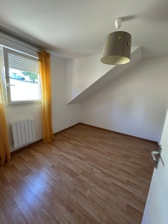 Maison T3 en duplex, (60m²) avec jardin et place de parking à Louviers