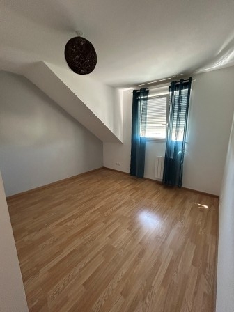 Maison T3 en duplex, (60m²) avec jardin et place de parking à Louviers