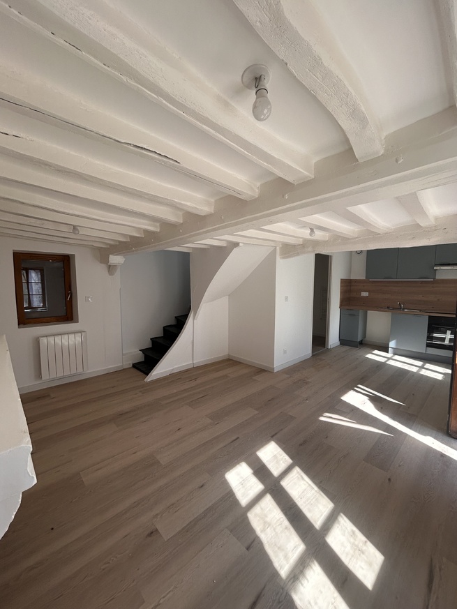 Maison T2BIS en duplex, (44m²) avec cour gravillonée à Louviers Maison T2BIS en duplex, (44m²) avec cour gravillonée à Louviers