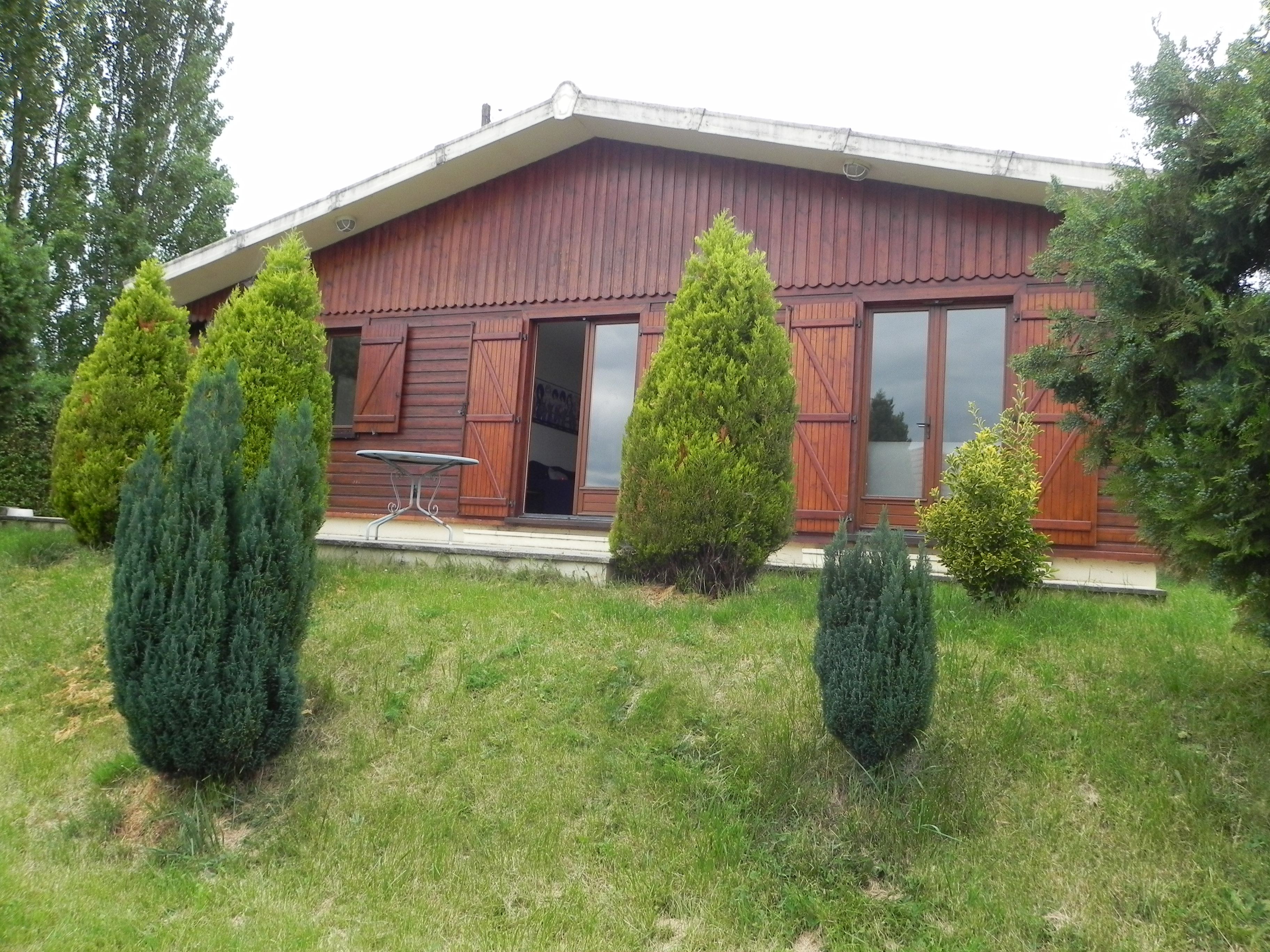 Pavillon de style chalet de 50.28m² avec jardin clôturé, terrasse et garage à Le Vauvreuil