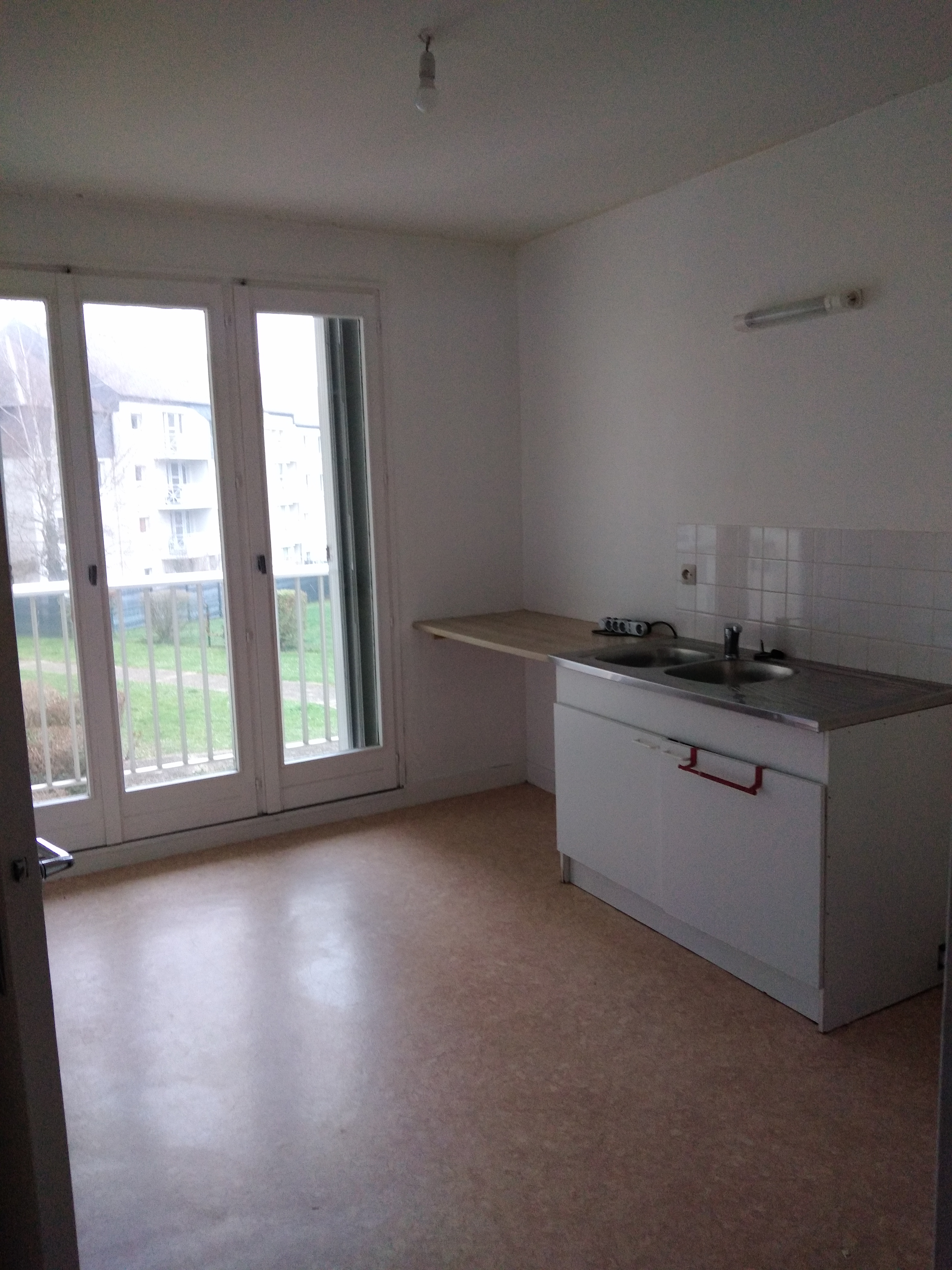 Appartement T3 de 65 m² avec balcon, cave et place de parking à LOUVIERS