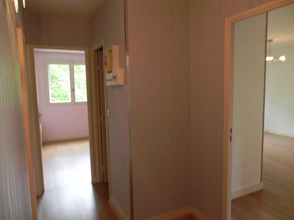 Appartement T3 de 65 m² avec balcon, cave et place de parking à LOUVIERS