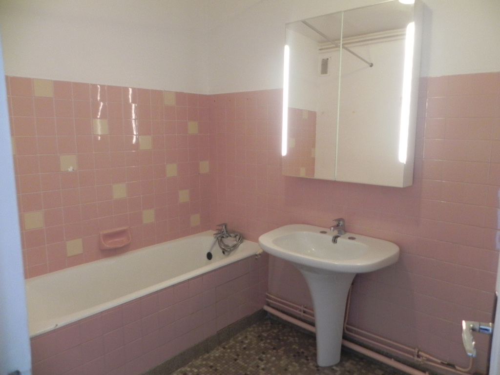 Appartement T4 de 75 m² avec balcon et cave à LOUVIERS