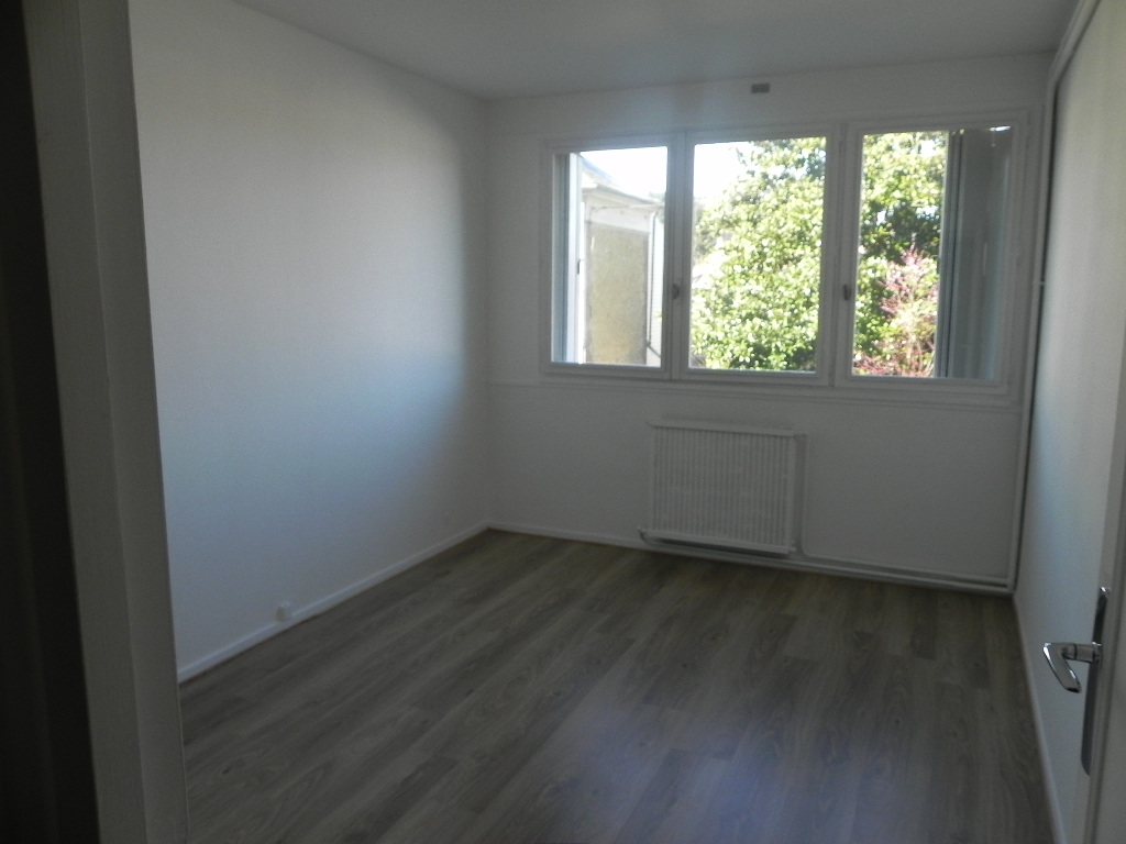 Appartement T4 de 75 m² avec balcon et cave à LOUVIERS
