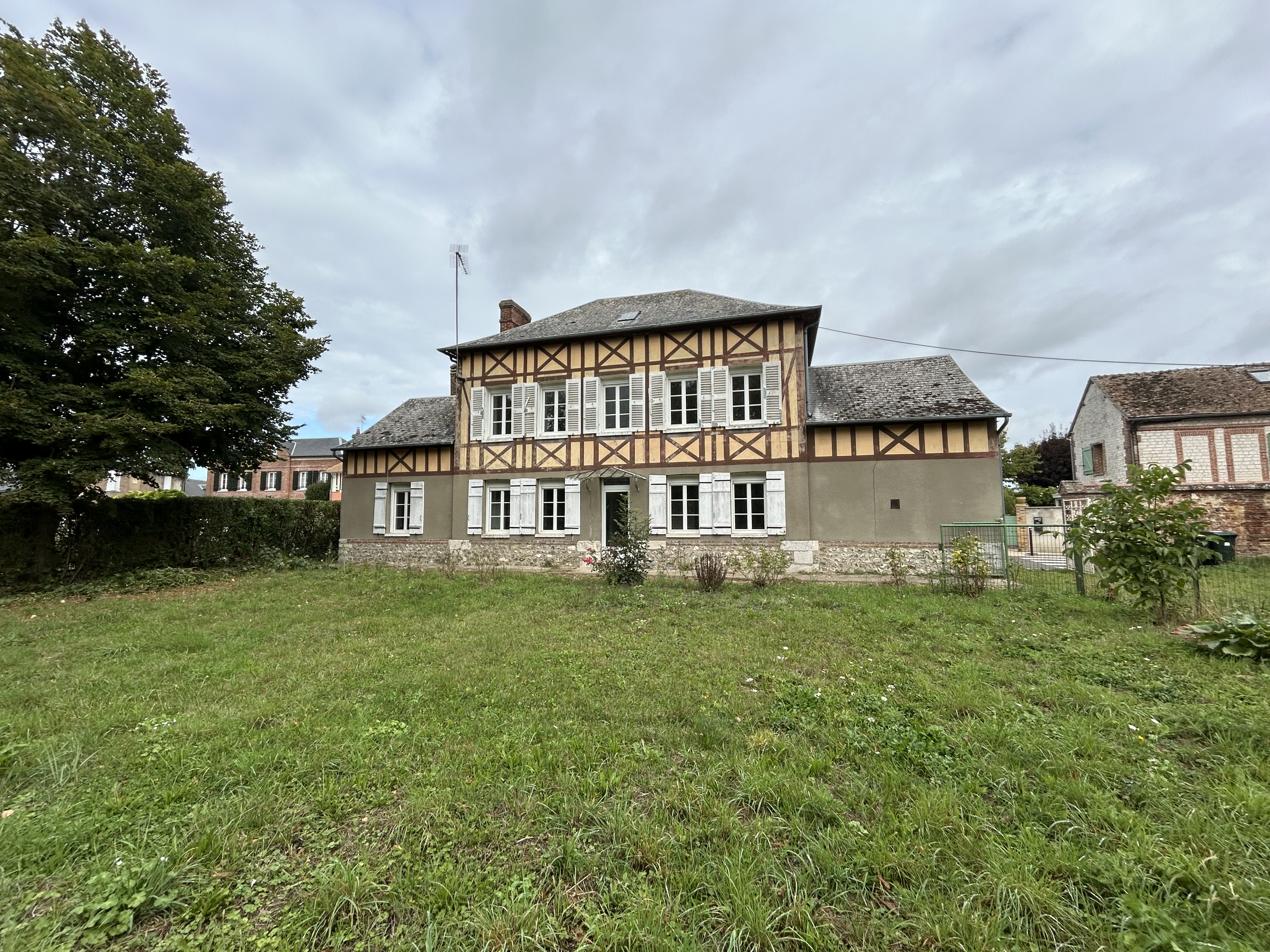 Belle maison T6 à la VAUDREUIL (110m²) avec jardin et dépendance