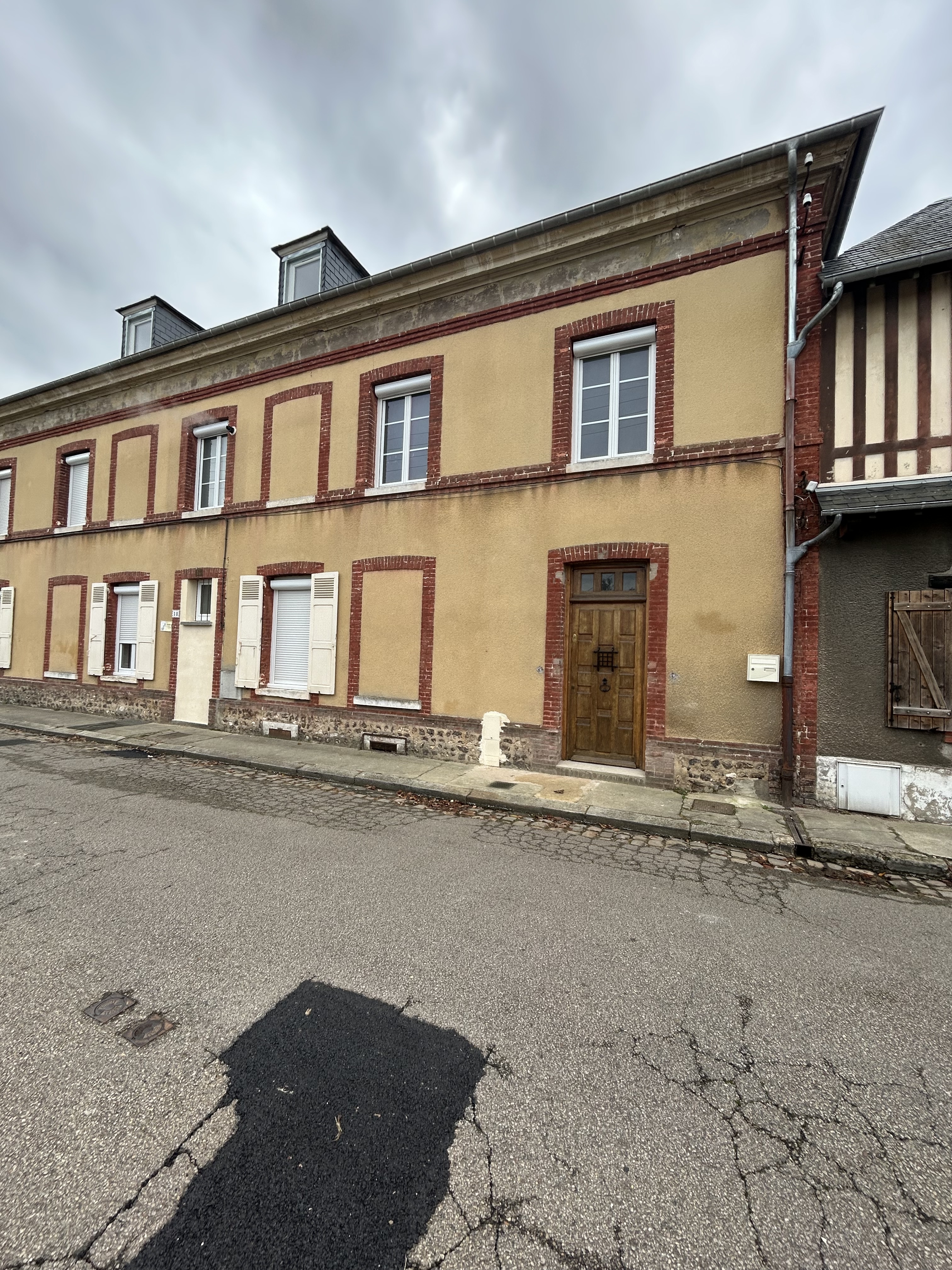 Maison T4 à Louviers (81m²) avec courette intérieure et sous sol