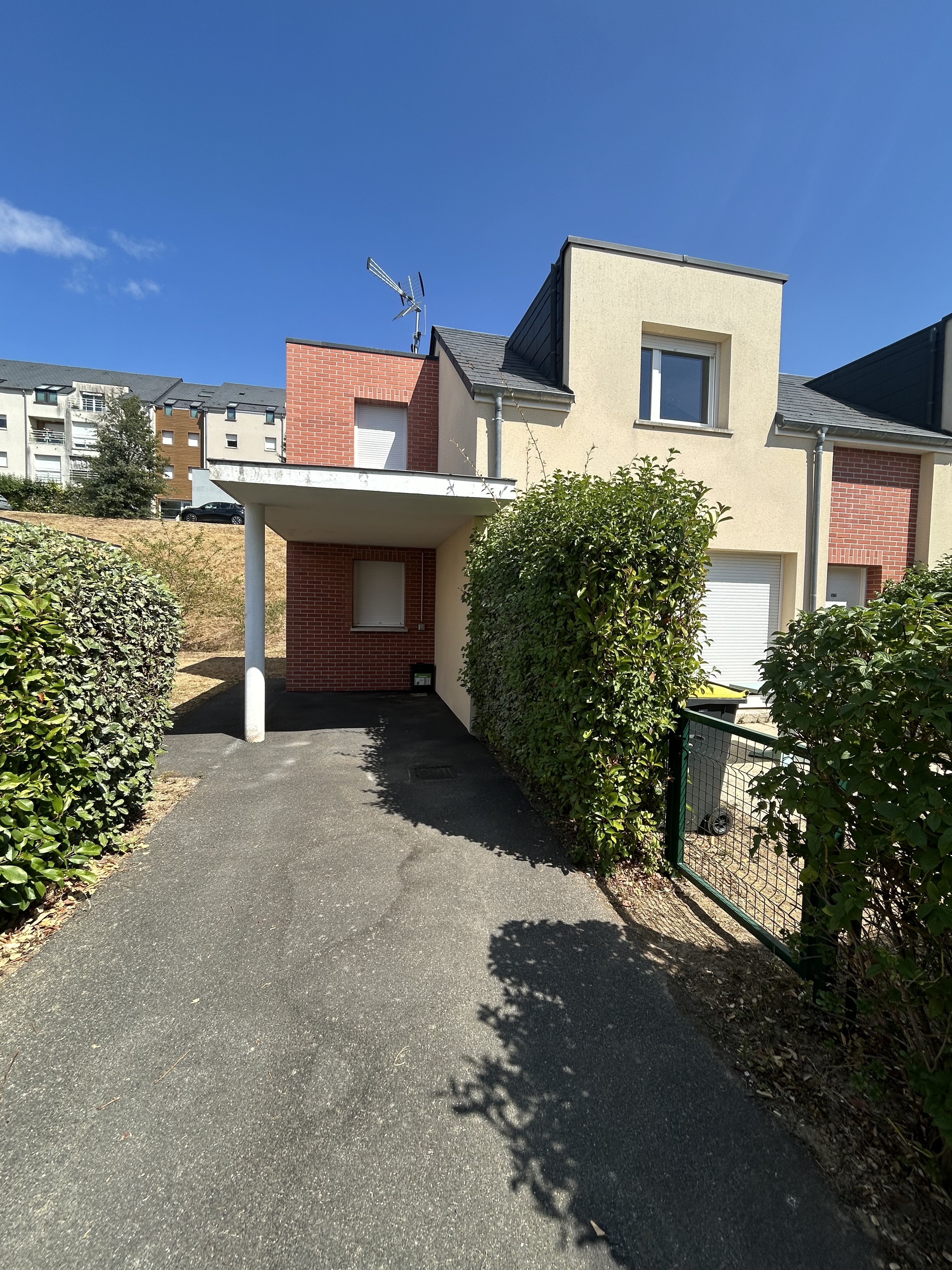 Maison T3 en duplex, (60m²) avec jardin et place de parking à Louviers