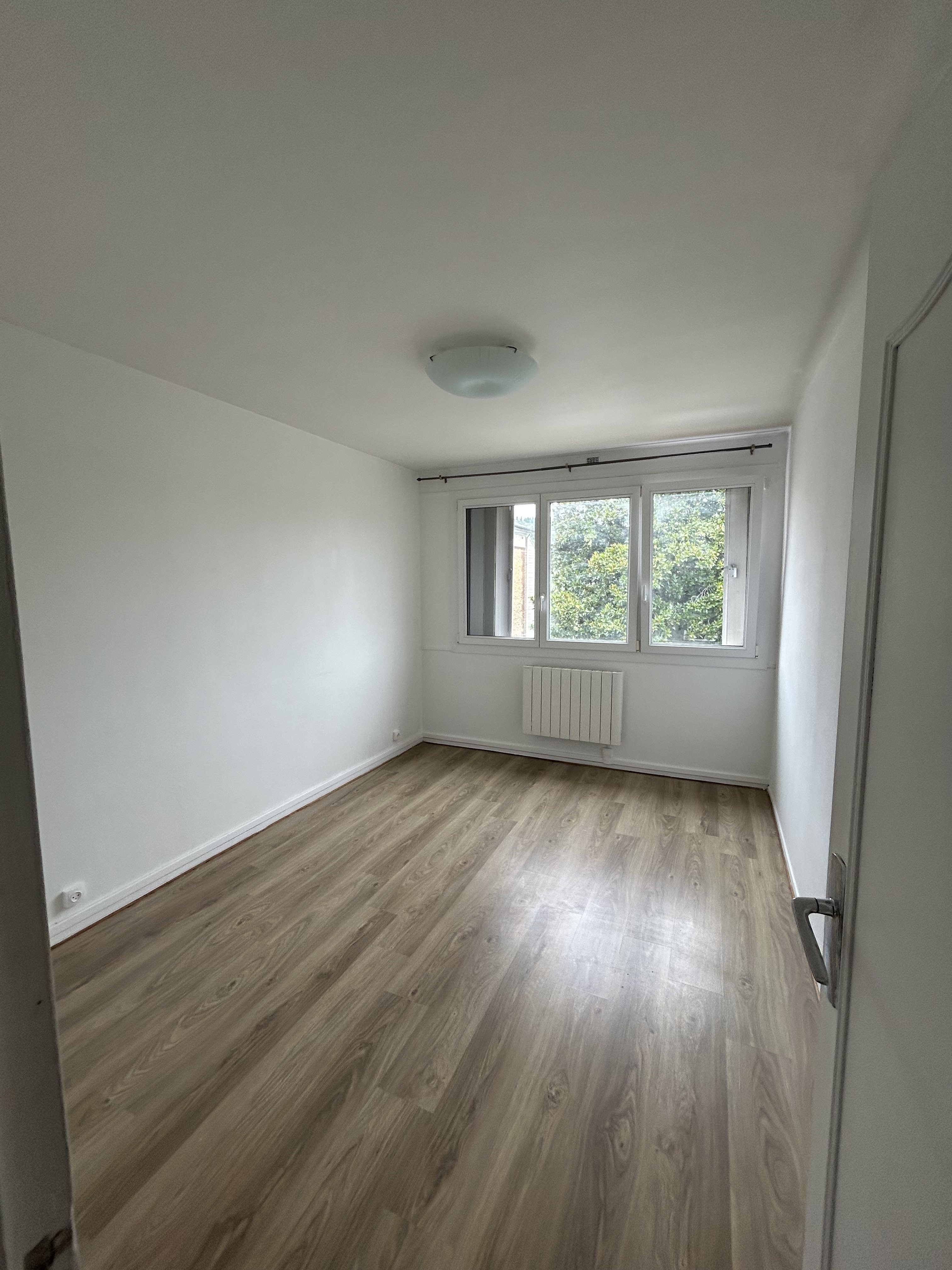 Appartement T4 de 75 m² avec balcon et cave à LOUVIERS