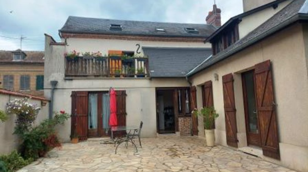 Maison T5 de 141 m² à LOUVIERS avec jardin, garage, cave et dépendance